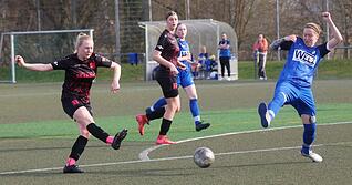 Maren Schmitt (links) und die Pink Ladies des TSV Neuenstein - hier im Oberliga-Spiel gegen den TSV M&uuml;nchingen - hatten gegen den VfB Stuttgart II ihre M&ouml;glichkeiten, kamen aber nur zu einem Treffer.