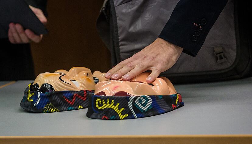Hexenmasken liegen beim Amtsgerichtsprozess in Heilbronn auf der Anklagebank. Das Verfahren wird jetzt in zweiter Instanz eingestellt.
Foto: dpa Hexenmasken liegen beim Amtsgerichtsprozess in Heilbronn auf der Anklagebank. Das Verfahren wird jetzt in zweiter Instanz eingestellt.
Foto: dpa