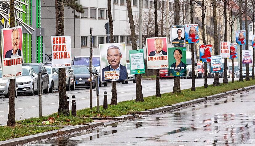 Jetzt hängen sie in Reih" und Glied: Wahlplakate wie in der Heilbronner Oststraße. Für einige Parteien, die Plakate gegen die Vorgaben zu früh aufhängten, kann es durch Sanktionen der Kommunen mehrere hundert Euro teuer werden.
Foto: Mario Berger Jetzt hängen sie in Reih" und Glied: Wahlplakate wie in der Heilbronner Oststraße. Für einige Parteien, die Plakate gegen die Vorgaben zu früh aufhängten, kann es durch Sanktionen der Kommunen mehrere hundert Euro teuer werden.
Foto: Mario Berger