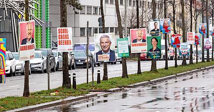 Jetzt hängen sie in Reih" und Glied: Wahlplakate wie in der Heilbronner Oststraße. Für einige Parteien, die Plakate gegen die Vorgaben zu früh aufhängten, kann es durch Sanktionen der Kommunen mehrere hundert Euro teuer werden. 
Foto: Mario Berger