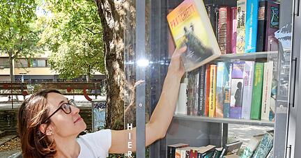 Julia Müller aus Heilbronn leiht aus dem Bücherschrank an der Frankfurter Straße in Heilbronn gerne Bücher aus, wie sie sagt. Insgesamt gibt es fünf Stück in der Stadt verteilt.
Foto: Ralf Seidel