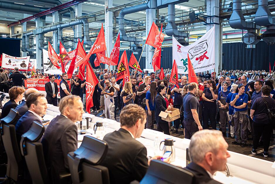 VW-Mitarbeiter protestieren gegen die Sparpläne.
