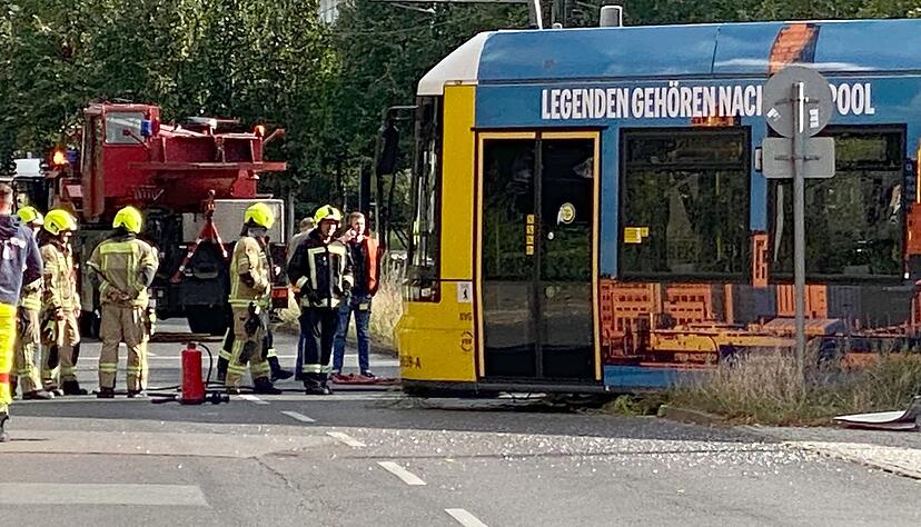 Rettungskräfte sind im Einsatz bei einem Verkehrsunfall mit einer Straßenbahn und einem Reisebus.