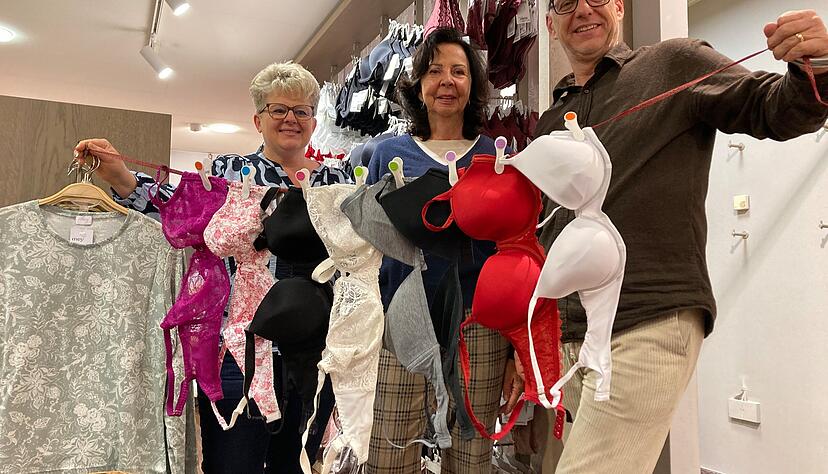 Bringt uns Euren Alten: Silvia Holzwarth, Christina Mayer und W&auml;schehaus-Inhaber Oliver Spiess (von links) mit der lustigen und gleichzeitig ernsten BH-Aktion in Eppingen.