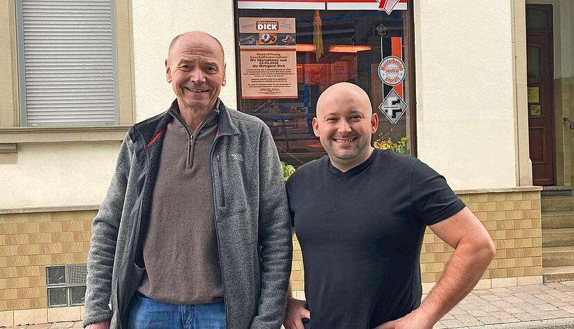 Wolfgang Dick (links) mit seinem Nachfolger Florian Gollerthan vor der Metzgerei-Verkaufsstelle in Bad Rappenau-Grombach: &bdquo;Wenn ich niemanden gefunden h&auml;tte, h&auml;tten wir den Betrieb schlie&szlig;en m&uuml;ssen.&ldquo;
Fotos: Adrian Hoffmnnn