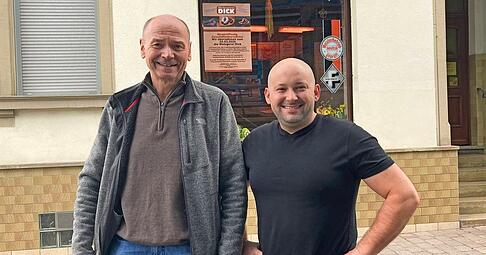 Wolfgang Dick (links) mit seinem Nachfolger Florian Gollerthan vor der Metzgerei-Verkaufsstelle in Bad Rappenau-Grombach: &bdquo;Wenn ich niemanden gefunden h&auml;tte, h&auml;tten wir den Betrieb schlie&szlig;en m&uuml;ssen.&ldquo;
Fotos: Adrian Hoffmnnn