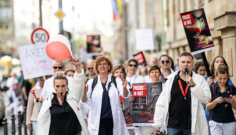 Ärzte bei dem Protestmarsch "Ärzte in Not" in Berlin Mitte.
