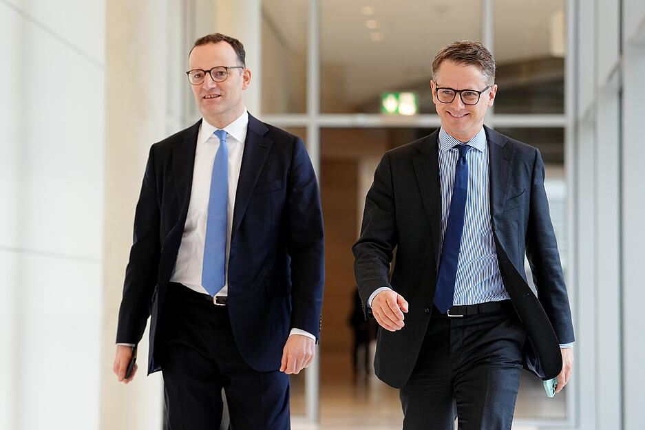 Jens Spahn (CDU, l) und Carsten Linnemann, Generalsekretär der CDU, gehen in das Fraktionbüro von CDU/CSU.