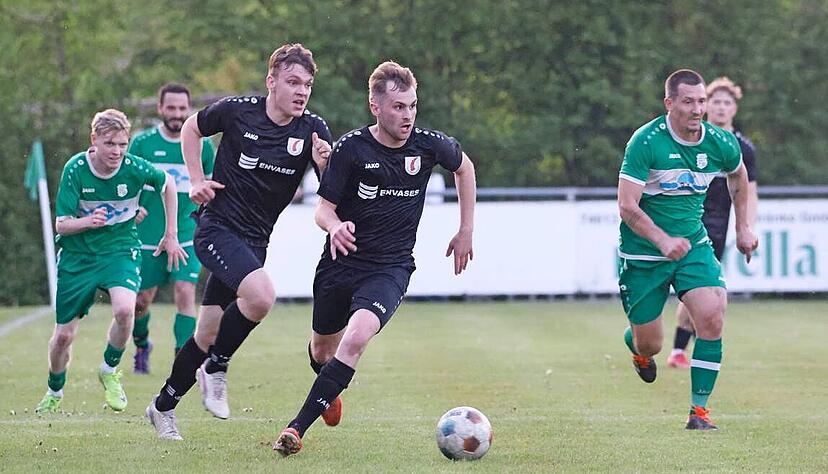 Schon im Pokal-Viertelfinale der Vorsaison standen sich der TSV Pfedelbach mit Jann Baust (vorne) und der SC Michelbach/Wald gegen&uuml;ber.
Foto: Marc Schmerbeck