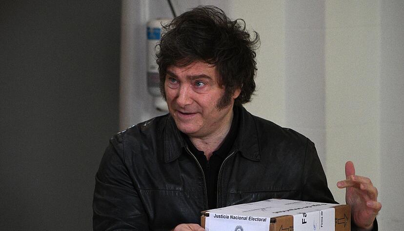 Argentiniens ultraliberaler Pr&auml;sident Milei gibt seine Stimme bei den Zwischenwahlen ab.