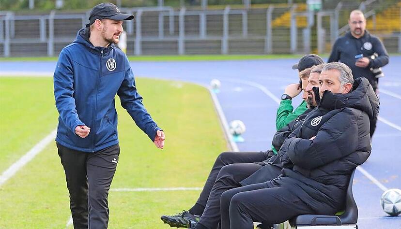 Für VfR-Vorstand Onur Celik (rechts) kam der Rücktritt von Trainer Fischer (links) überraschend. Für VfR-Vorstand Onur Celik (rechts) kam der Rücktritt von Trainer Fischer (links) überraschend.