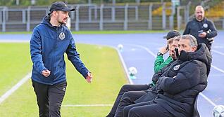 F&uuml;r Vorstand Onur Celik (rechts) steht der Klassenerhalt des VfR Heilbronn au&szlig;er Frage, das Vertrauen in die Arbeit von Trainer Manuel Fischer (links) ist gro&szlig;.