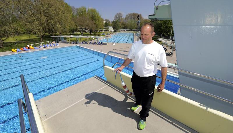 Ein Traumjob? Die Nachfrage nach Bademeistern wie Maik Ullrich ( im Bild auf dem Sprungturm) ist nicht nur im Heilbronner Freibad Neckarhalde groß. Foto: Dennis Mugler Ein Traumjob? Die Nachfrage nach Bademeistern wie Maik Ullrich ( im Bild auf dem Sprungturm) ist nicht nur im Heilbronner Freibad Neckarhalde groß. Foto: Dennis Mugler