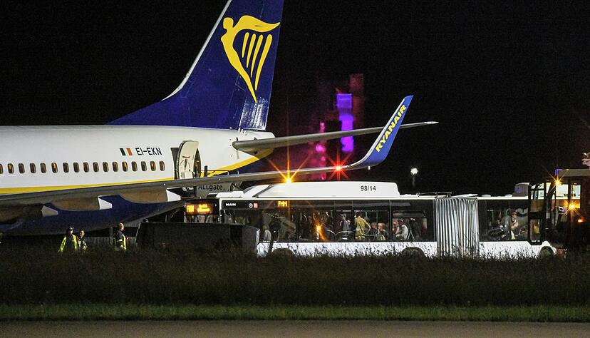 Acht Menschen zogen sich w&auml;hrend der Turbulenzen in dem Flugzeug auf dem Weg nach Mailand Verletzungen zu.