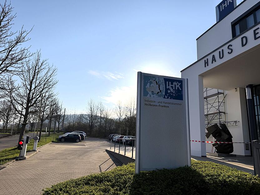 Der Fundort befindet sich nahe des Geb&auml;udes der Industrie- und Handelskammer Heilbronn-Franken (IHK), jedoch nicht auf deren Gel&auml;nde.