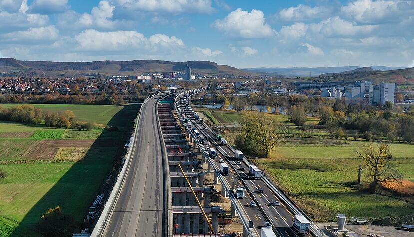 Am Donnerstag wird der nördliche Teil der neuen A6-Vorlandbrücke (links) an das südliche Teil verschoben. 48 460 Tonnen Stahlbeton werden bewegt.
Foto: ViA6West Am Donnerstag wird der nördliche Teil der neuen A6-Vorlandbrücke (links) an das südliche Teil verschoben. 48 460 Tonnen Stahlbeton werden bewegt.
Foto: ViA6West