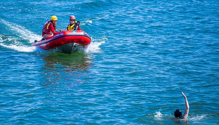 Die DLRG-Lebensretter gehen im laufenden Jahr von weniger Badetoten aus als noch 2024. (Archivbild)