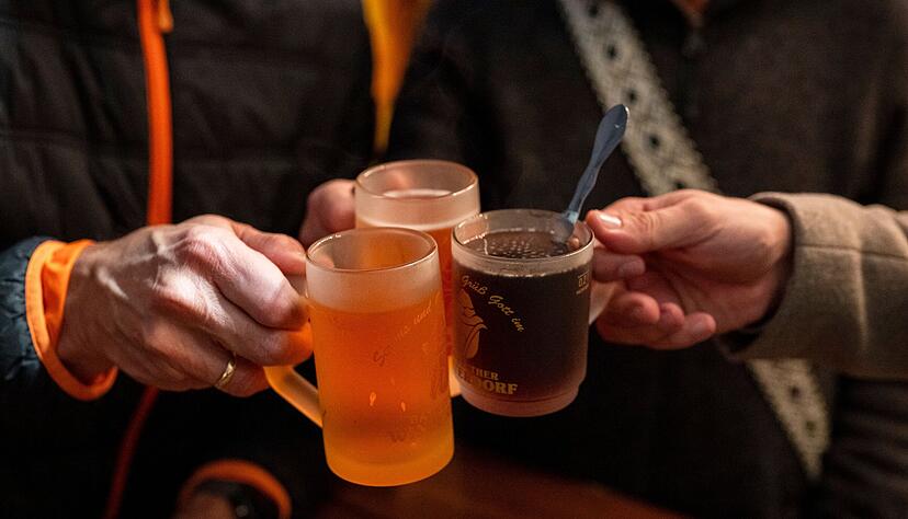 An Heiligabend gehen auf dem Kiliansplatz noch einmal Gl&uuml;hwein und andere Getr&auml;nke &uuml;ber den Tresen.