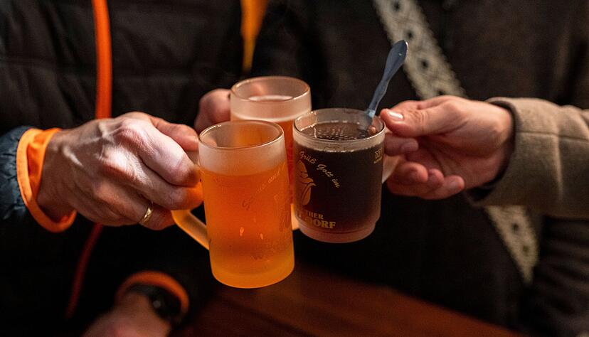 An Heiligabend gehen auf dem Kiliansplatz noch einmal Gl&uuml;hwein und andere Getr&auml;nke &uuml;ber den Tresen.