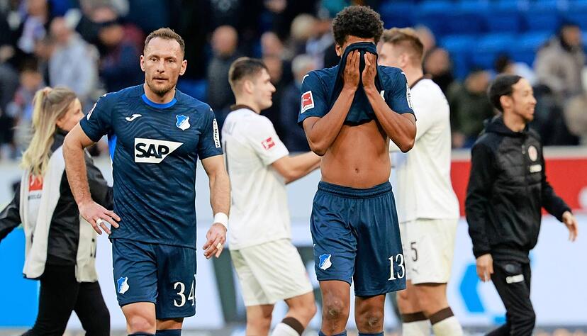 Vorne &auml;rgern sich die Hoffenheimer Vladimir Coufal (links) und Bernardo, hinten jubeln die Spieler des FC St. Pauli.