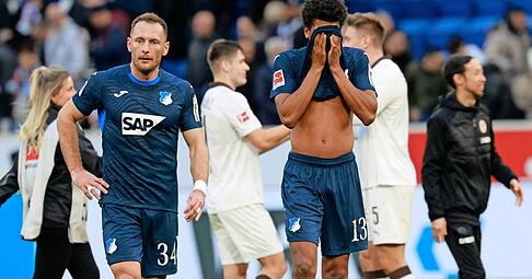 Vorne &auml;rgern sich die Hoffenheimer Vladimir Coufal (links) und Bernardo, hinten jubeln die Spieler des FC St. Pauli.