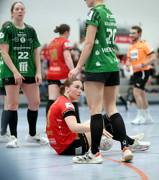 Handball 3. Liga Frauen, SG Schozach-Bottwartal gegen TSG Friesenheim, Aylin Bornhardt am Boden.