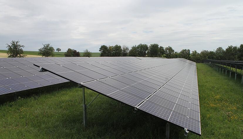 Noch ist ein solcher Anblick Zukunftsmusik in der Gemeinde. Aber wer weiß − vielleicht stehen im Zuge der Energiewende auch in Eberstadt in absehbarer Zeit Solarmodule.
Foto: Archiv/Hettich Noch ist ein solcher Anblick Zukunftsmusik in der Gemeinde. Aber wer weiß − vielleicht stehen im Zuge der Energiewende auch in Eberstadt in absehbarer Zeit Solarmodule.
Foto: Archiv/Hettich