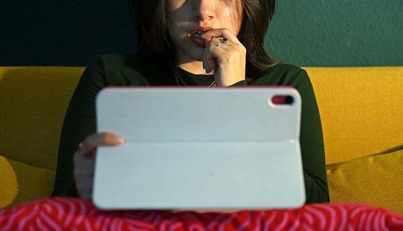 Was sehen Jugendliche auf Social Media? Hier sollten Eltern den Austausch suchen und &uuml;ber seri&ouml;se Quellen sprechen.