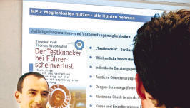 Ist eine Verhaltens&auml;nderung zu erwarten? Das &uuml;berpr&uuml;ft Psychologe Thomas Grotzer vom T&uuml;v S&uuml;d (links) im Gespr&auml;ch mit dem Autofahrer.
          Foto: Dittmar Dirks