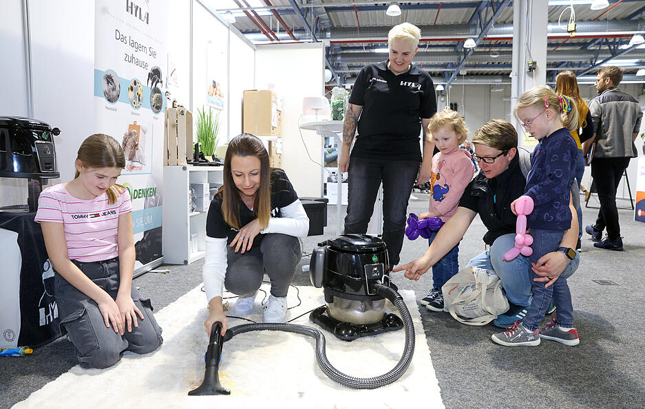 Nicht nur zum Thema Bauen und Renovieren gibt es St&auml;nde. Auch Staubsauger und andere Ger&auml;te werden ausgestellt.