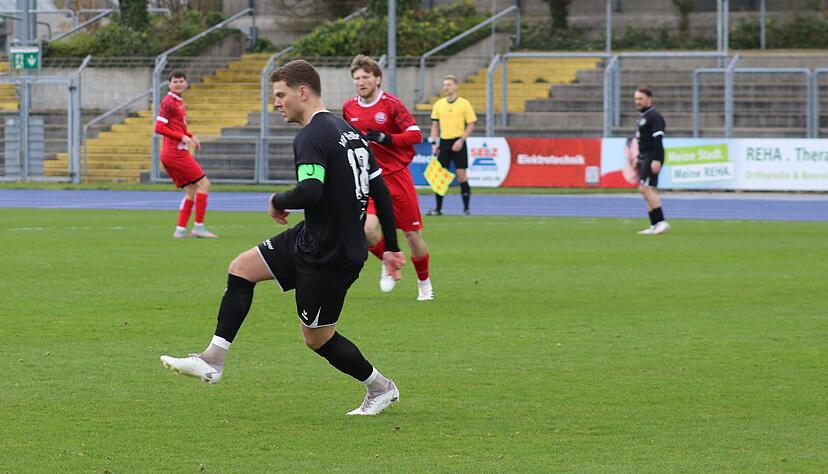 Die Spieler des VfR Heilbronn um ihren Kapitän Anthony Syhre sind beim FC Esslingen zum Siegen verdammt. Die Spieler des VfR Heilbronn um ihren Kapitän Anthony Syhre sind beim FC Esslingen zum Siegen verdammt.