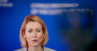 EU-Chefdiplomatin Kaja Kallas will nach der Abwahl Orbans bisherige Tabus bei Russland-Sanktionen infrage stellen.