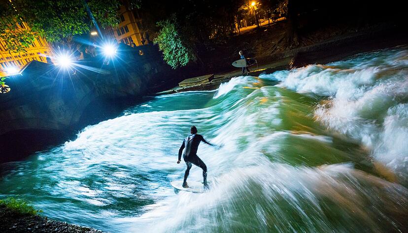 Bis vor Kurzem sah die Eisbachwelle noch so aus und begeisterte Surfer aus aller Welt. (Archivbild)