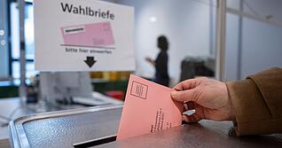 W&auml;hler geben in Baden-W&uuml;rttemberg zum ersten Mal zwei Stimmen ab.