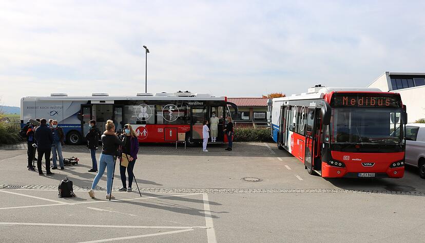 Großer Aufmarsch in Kupferzell: Neben den zwei Bussen des RKI samt medizinischem Personal sind auch zahlreiche Medienvertreter vor Ort. Foto: Nick Großer Aufmarsch in Kupferzell: Neben den zwei Bussen des RKI samt medizinischem Personal sind auch zahlreiche Medienvertreter vor Ort. Foto: Nick