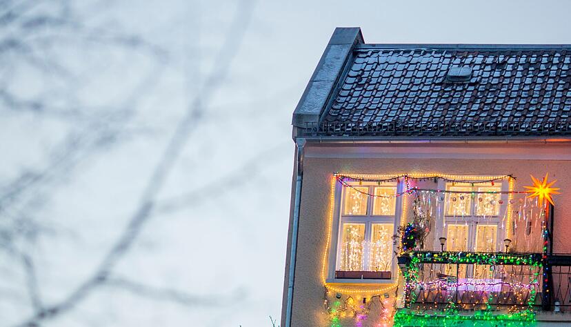Wenn weihnachtliche Deko und Lichterketten am Balkon der Mietwohnung angebracht werden, dürfen diese Nachbarinnen und Nachbarn nicht von einem geruhsamen Schlaf abhalten. Wenn weihnachtliche Deko und Lichterketten am Balkon der Mietwohnung angebracht werden, dürfen diese Nachbarinnen und Nachbarn nicht von einem geruhsamen Schlaf abhalten.