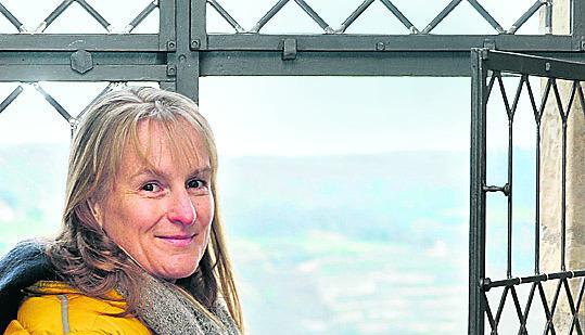 Silke von Gemmingen freut sich &uuml;ber die  restaurierten Fenster im Bergfried.