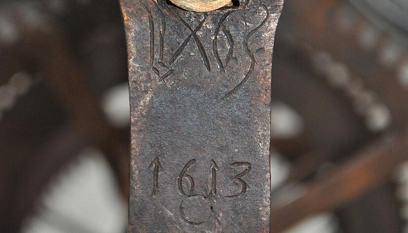 In den Uhrenrahmen sind mehrere Jahreszahlen eingraviert. Das älteste Datum: 1463.