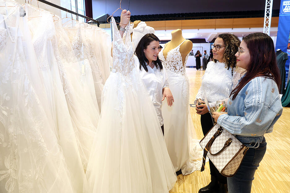 Die Hochzeitsmesse zeigt aufregende Kleider und Ideen für die Feier. Die Hochzeitsmesse zeigt aufregende Kleider und Ideen für die Feier.