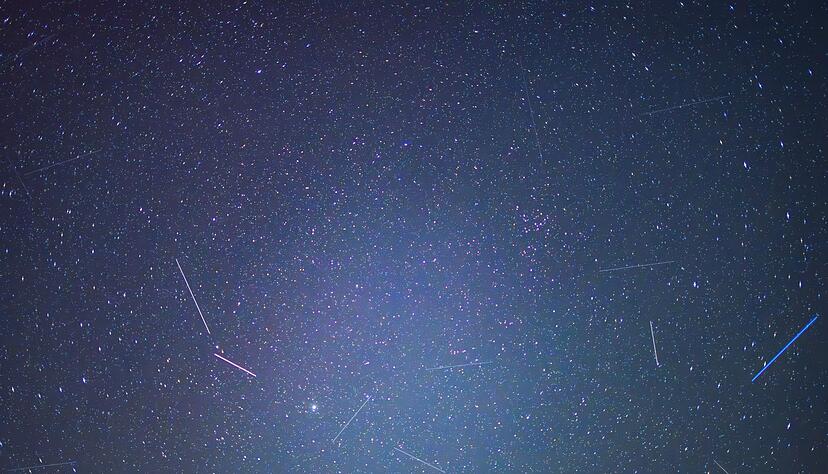 Vergl&uuml;hender Weltraumschrott leuchtet l&auml;nger als Sternschnuppen.