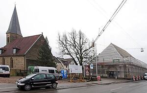 Der Umbau der Mehrzweckhalle D&uuml;rrenzimmern wird dieses Jahr abgeschlossen. Der Platz vor Halle und Kirche wird dabei komplett neu gestaltet.
Foto: Andreas Veigel