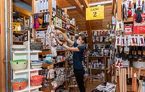 Überall wird der Raum für die viele Ware komplett ausgenutzt. Überall wird der Raum für die viele Ware komplett ausgenutzt.