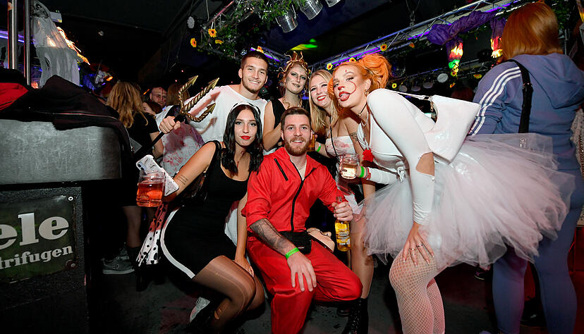 Die Laube lud zur Halloween-Party unter 2G-Bedingungen. Und die Partygeister erschienen und hatten offensichtlich Spaß.