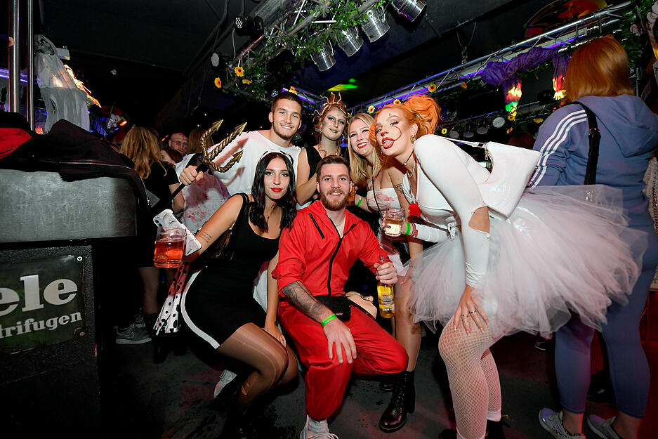 Die Laube lud zur Halloween-Party unter 2G-Bedingungen. Und die Partygeister erschienen und hatten offensichtlich Spaß.