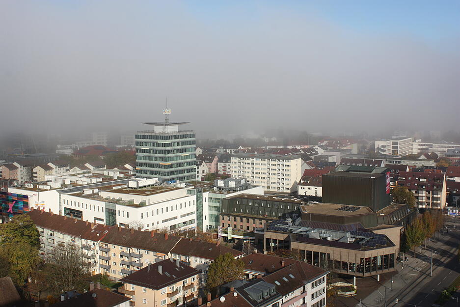 Das K3 und Theater Heilbronn vor einer Nebelwand aus der Perspektive des City-Hotels.