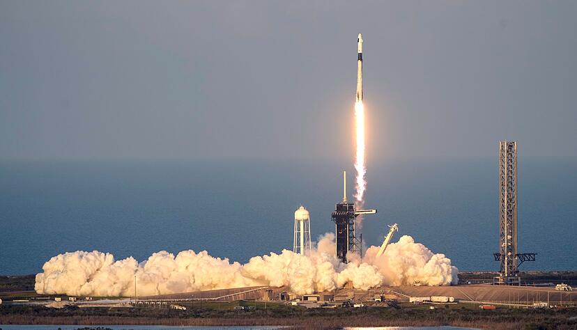 Start einer SpaceX Falcon 9-Rakete mit einer vierk&ouml;pfigen Besatzung an Bord des Crew Dragon-Raumschiffs.