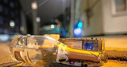 Ausgebrannte Böller liegen neben einer leeren Flasche auf einer Straße − so sah es in der Silvesternacht vielerorts aus.
Foto: dpa