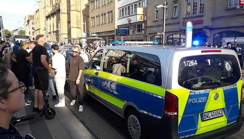 Die Polizei bei einem Großeinsatz am Heilbronner Marktplatz. Die Polizei bei einem Großeinsatz am Heilbronner Marktplatz.