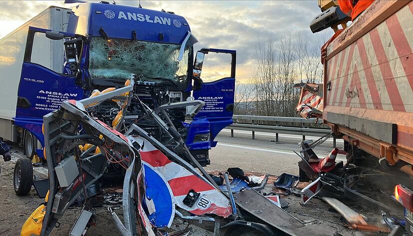 Ein polnischer Sattelzug ist auf der A81 gegen eine Warntafel geprallt, die an einem Lkw der Autobahnmeisterei befestigt war. Ein polnischer Sattelzug ist auf der A81 gegen eine Warntafel geprallt, die an einem Lkw der Autobahnmeisterei befestigt war.