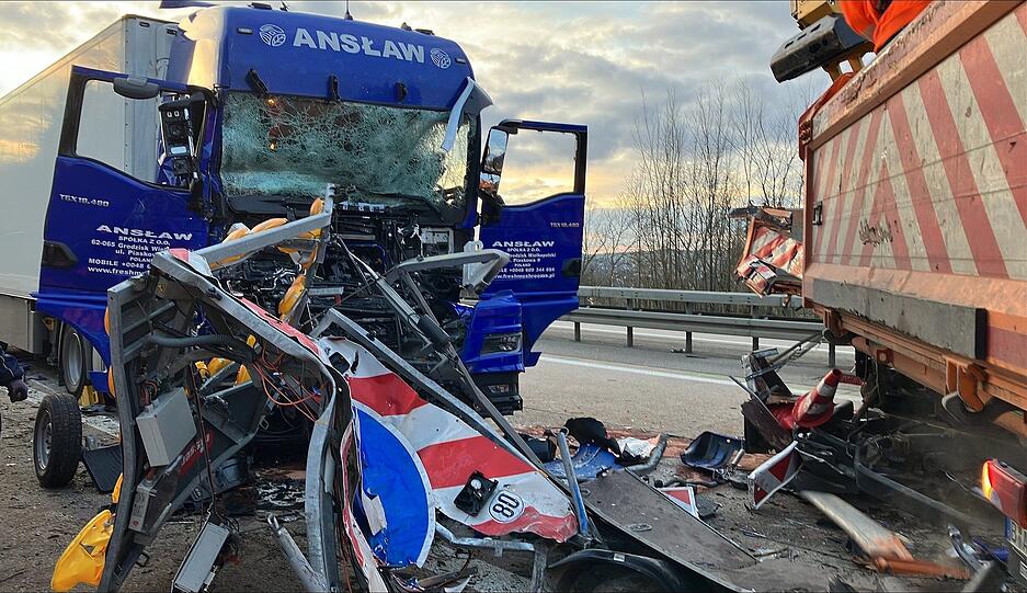 Ein polnischer Sattelzug ist auf der A81 gegen eine Warntafel geprallt, die an einem Lkw der Autobahnmeisterei befestigt war. Ein polnischer Sattelzug ist auf der A81 gegen eine Warntafel geprallt, die an einem Lkw der Autobahnmeisterei befestigt war.